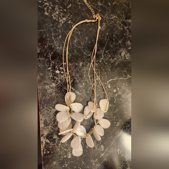 Pearly shell Triple strand necklace - Picture 4 of 4